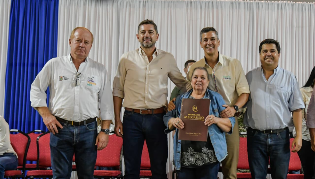 Entrega de títulos y aportes sociales de la EBY en Itapúa con presencia del Presidente Santiago Peña