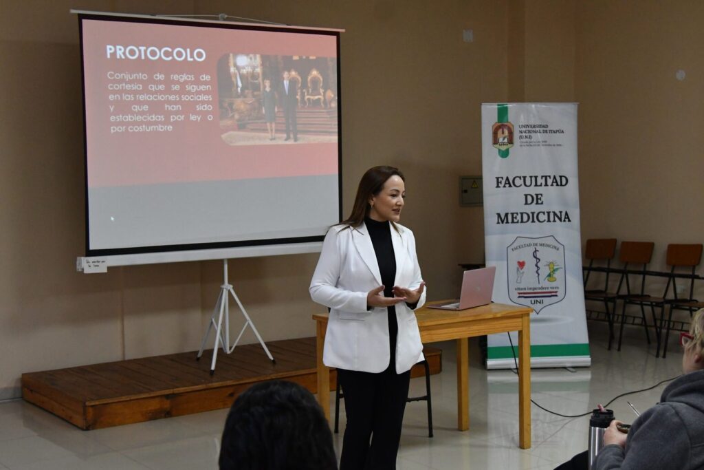 Capacitan en ceremonial y protocolo institucional 