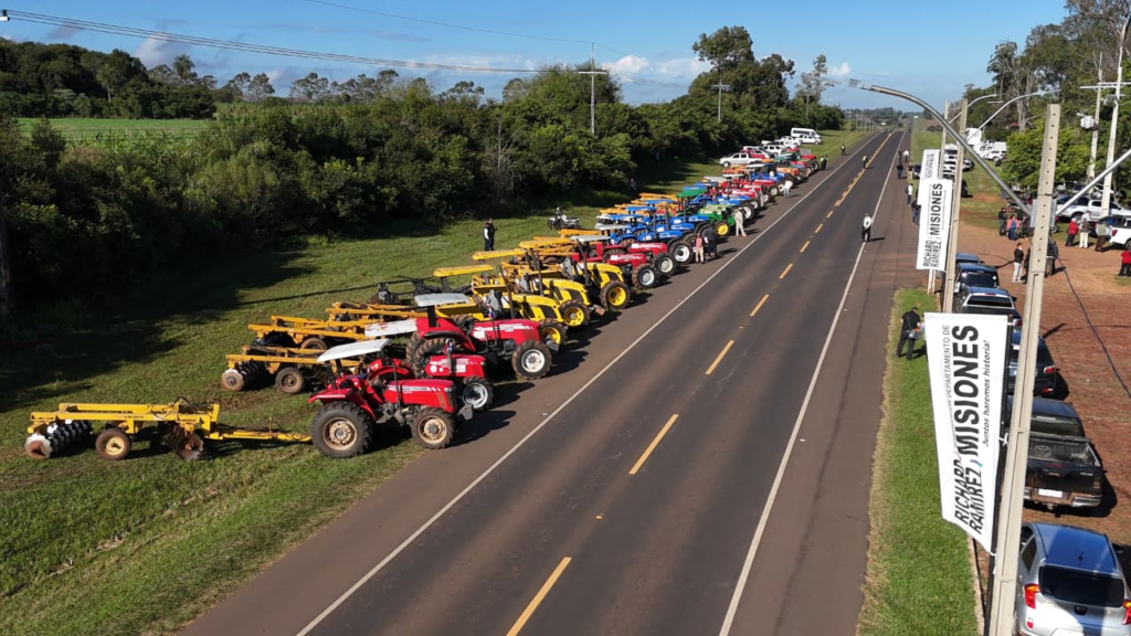 EBY entrega millonario aporte para fortalecer la agricultura familiar en Misiones y jóvenes acceden a pago de becas