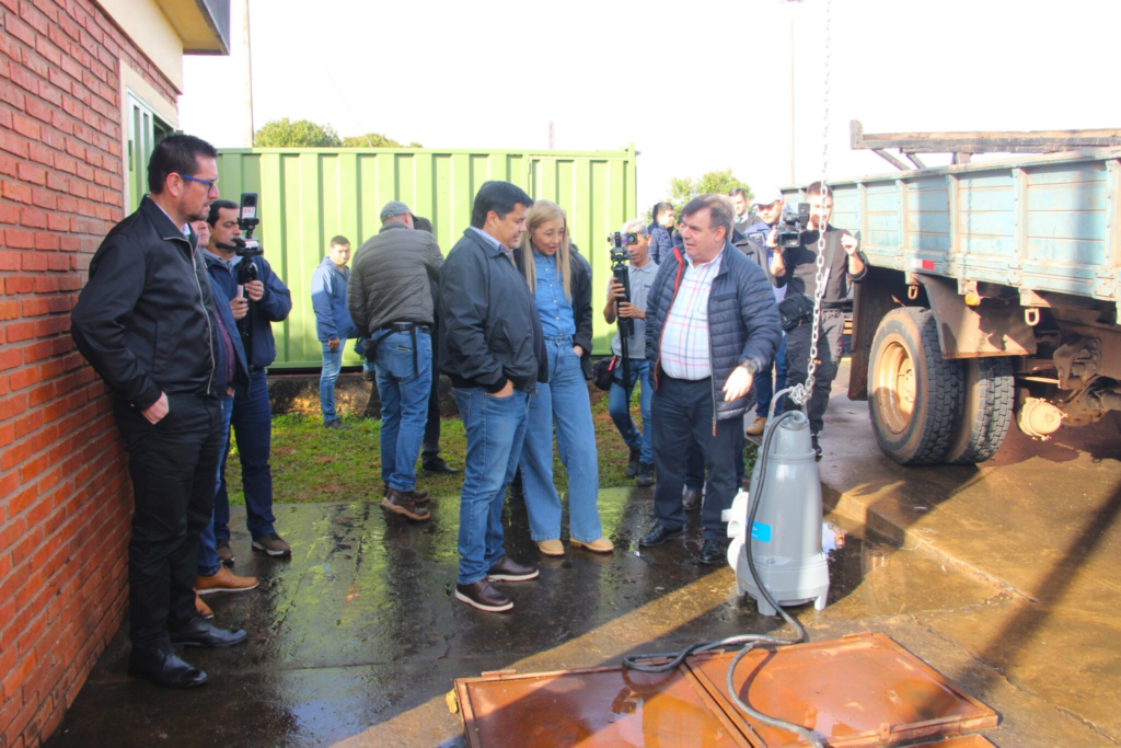 Comienza instalación de nuevas electrobombas adquiridas por la EBY para alcantarillado de Encarnación y Cambyretá