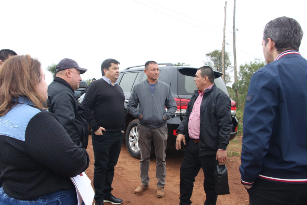 Autoridades de la EBY recorren barrios de San Juan del Paraná