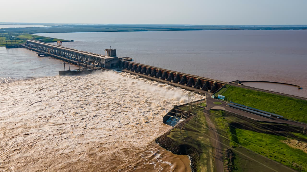 Yacyretá abre compuertas para atenuar efectos de aumento de caudal del Paraná