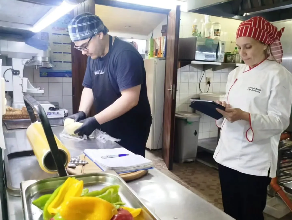 Trabajadores turísticos de Itapúa certifican sus competencias en gastronomía y hotelería
