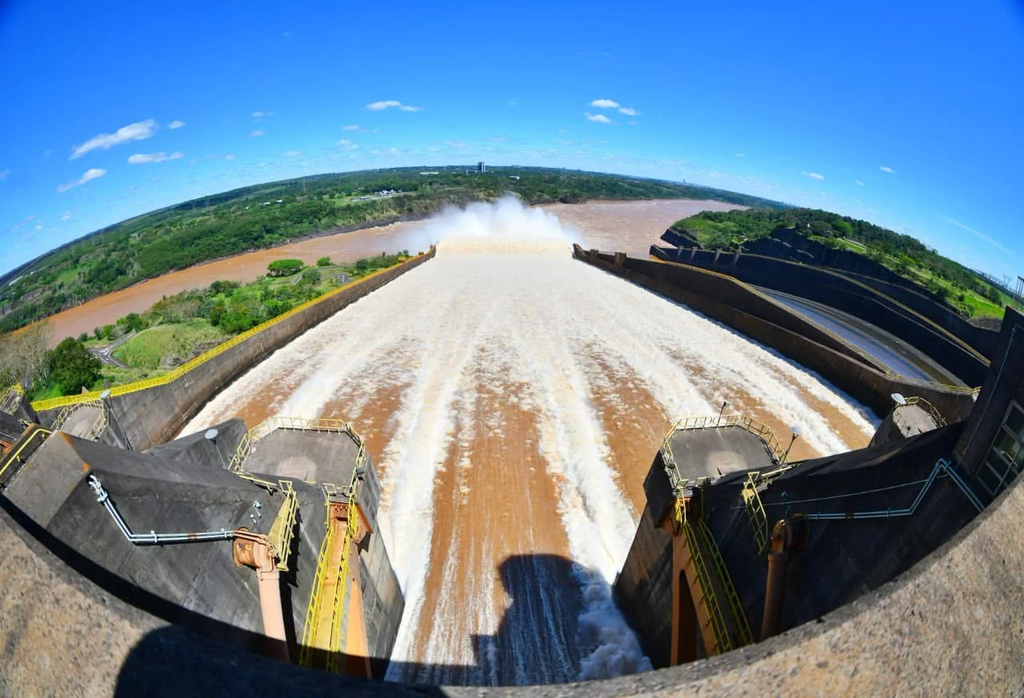 Itaipu reabrió su vertedero tras ajustar sus descargas para el control de la crecida